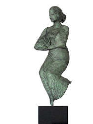 Vrouw met vogel | bronzen beeld van een vrouw van Marion Visione koopt u nu online! ✓Hoogste kwaliteit ✓Veilig betalen ✓Gratis verzending