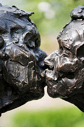 Ons dagelijks brood | kussende man en vrouw in brons van Natasja Bennink koopt u nu online! ✓Veilig betalen ✓Gratis verzending