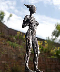 Later = Nu, ik ben groot II | bronzen beeld van een vrouw van Natasja Bennink koopt u nu online! ✓Veilig betalen ✓Gratis verzending