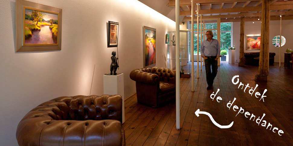 In een van de bijgebouwen op het landgoed kunt u altijd genieten van een grote indrukwekkende collectie schilderijen en beelden in voorraad