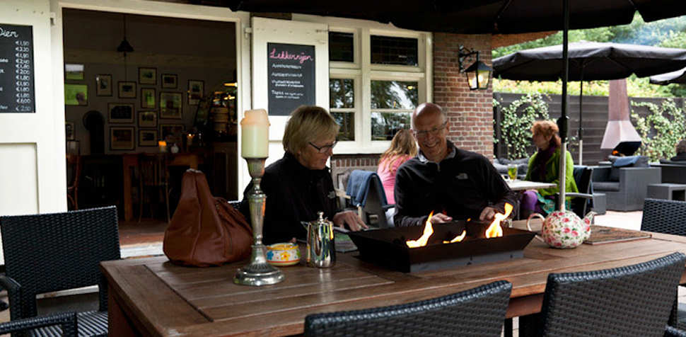 Bezoekers op het terras van de theeschenkerij bij galerie Wildevuur